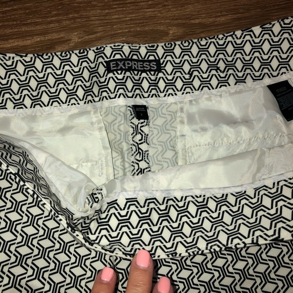 Express Shorts - Picture 2 of 3